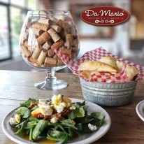 Mesa con ensalada, pan y decoración italiana