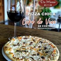 Pizza chica y copa de vino