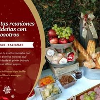 Mesa con pan artesanal, quesos y antipasti