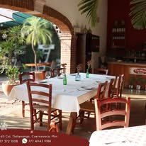 Terraza y mesas al aire libre